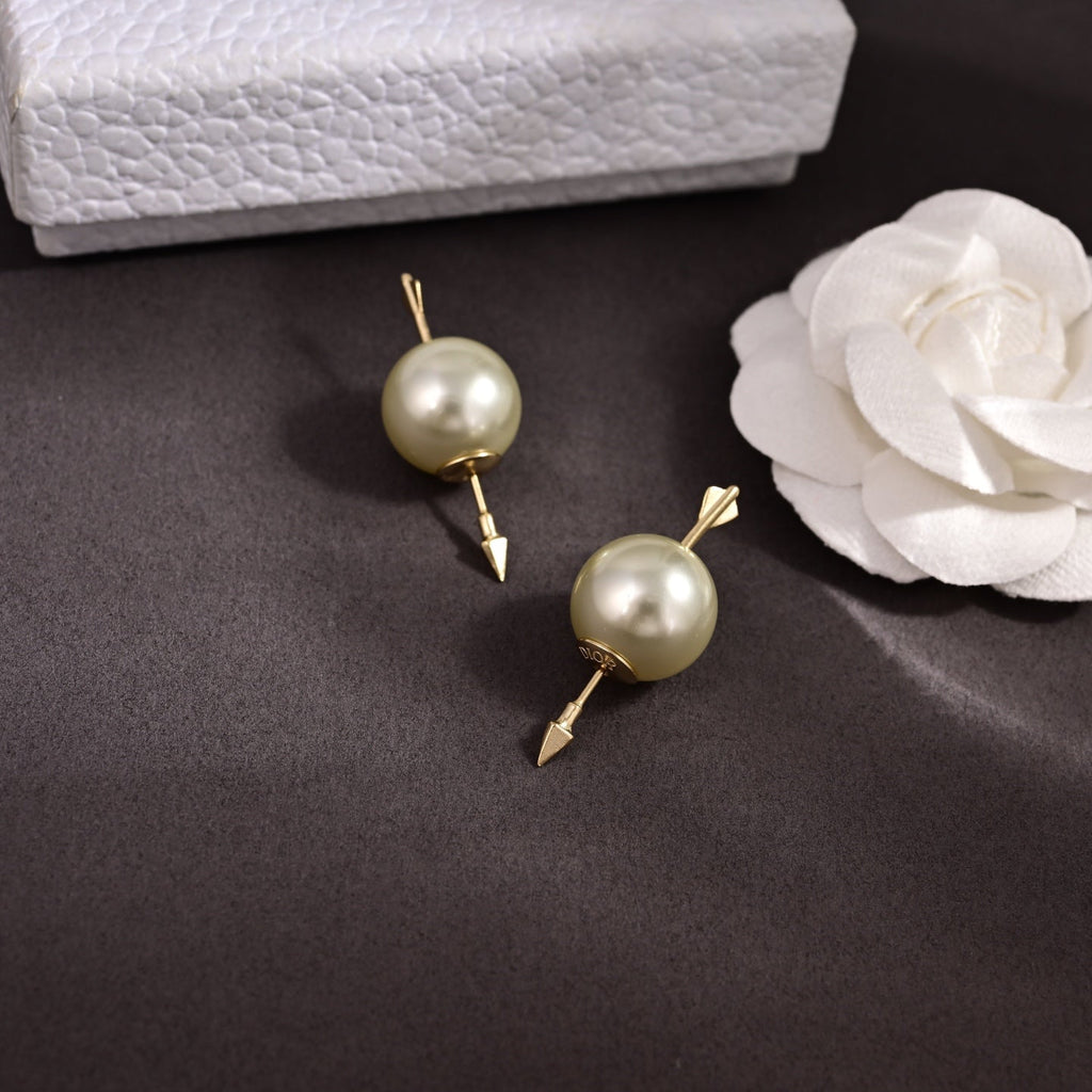 CD 26S DOUBLE PEARL ARROW STUD EARRINGS IN GOLD TONE METAL 631863