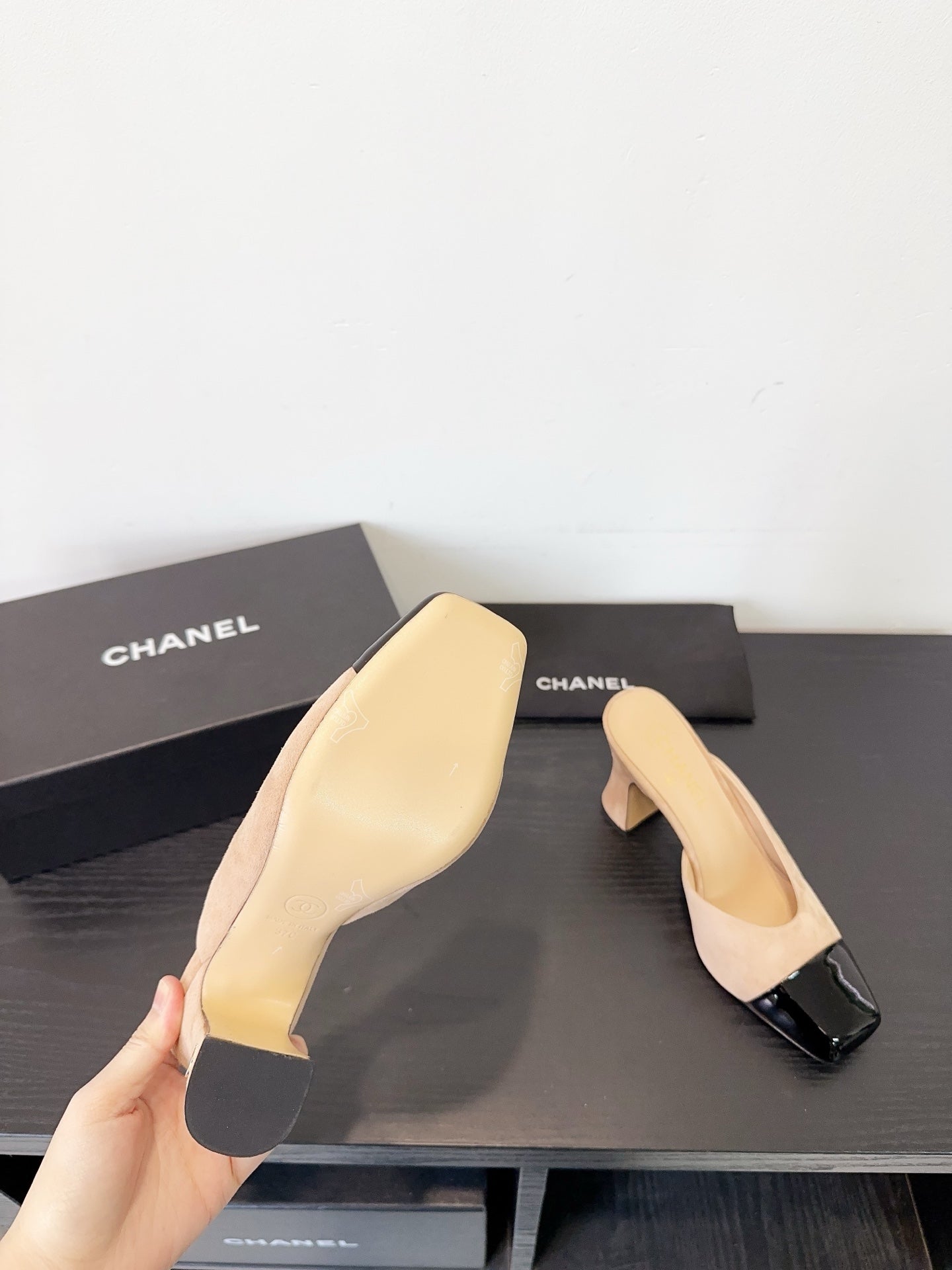 MULES IN BLACK AND BEIGE SUEDE