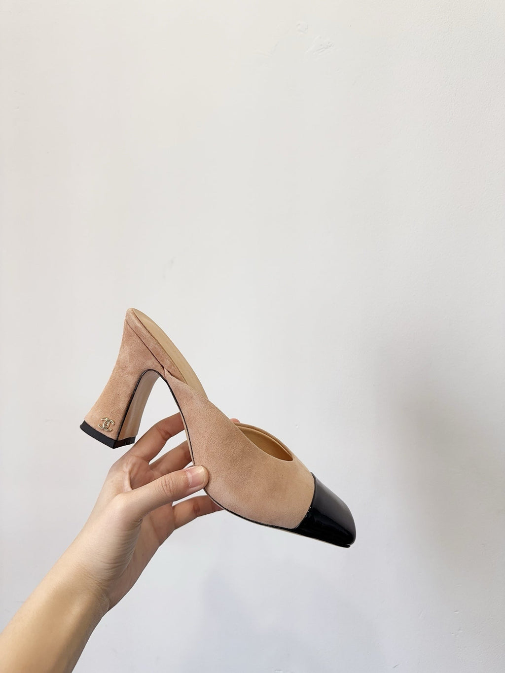MULES IN BLACK AND BEIGE SUEDE