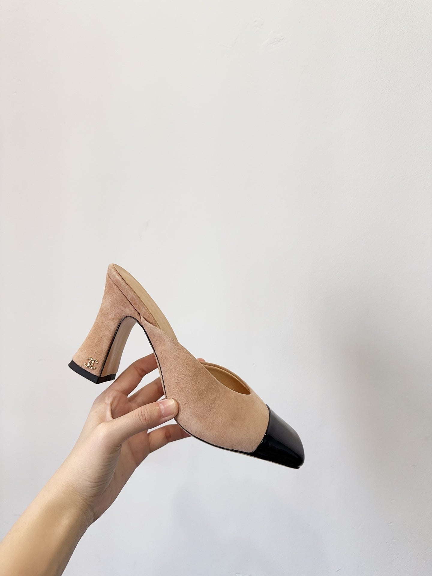 MULES IN BLACK AND BEIGE SUEDE