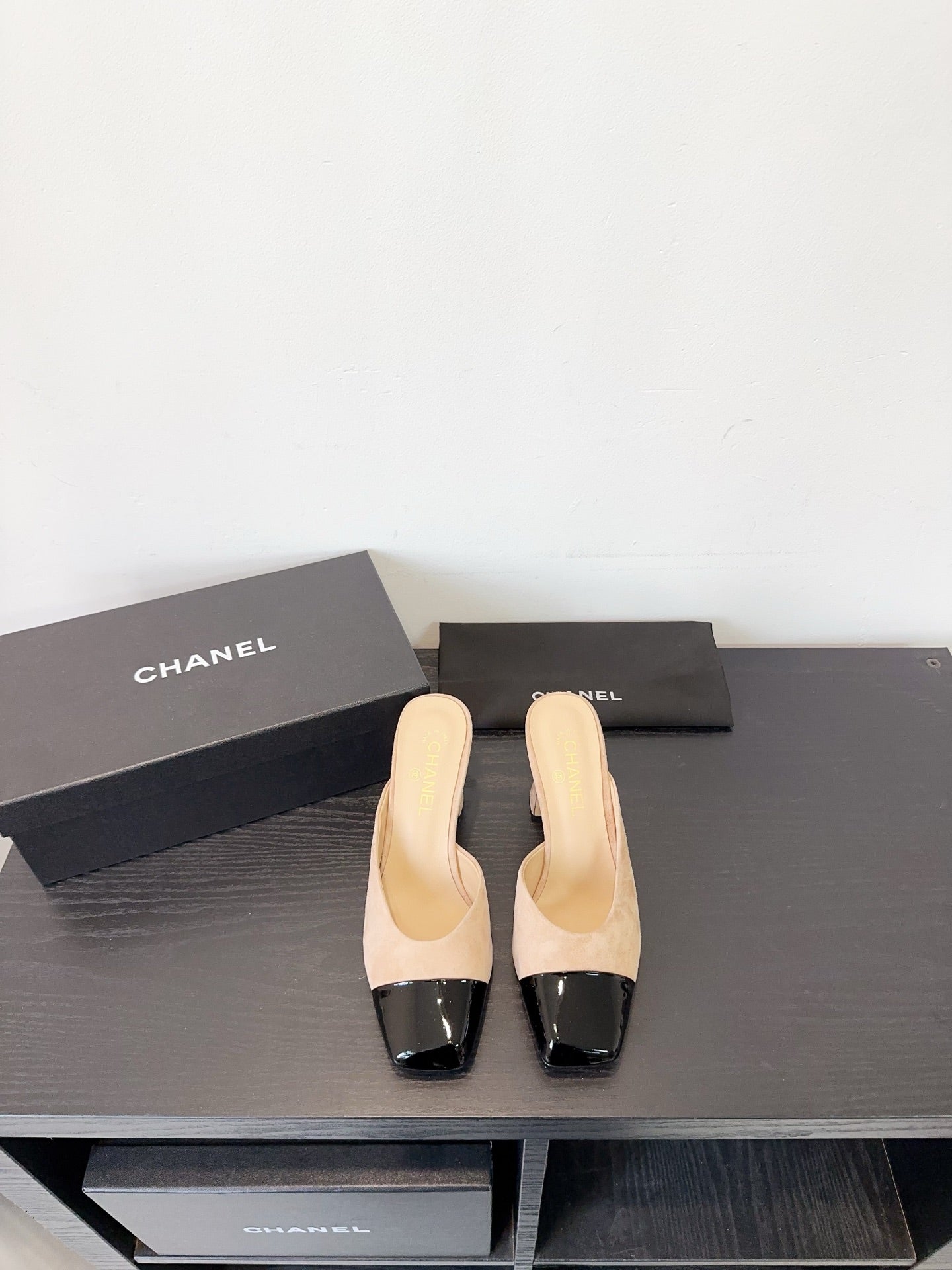 MULES IN BLACK AND BEIGE SUEDE