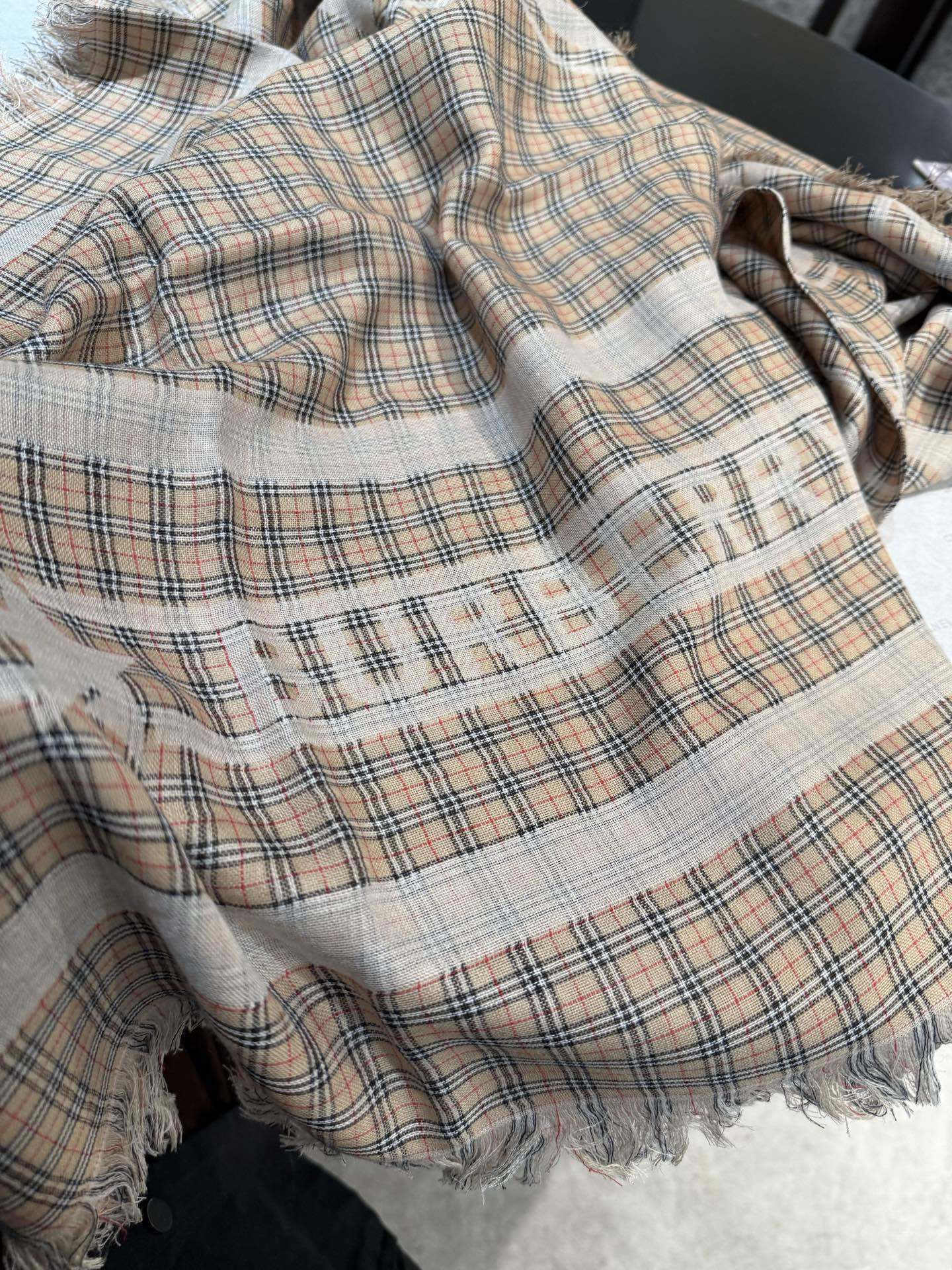 BURBERRY 26S SCARF 130CM IN CASHMERE 215168