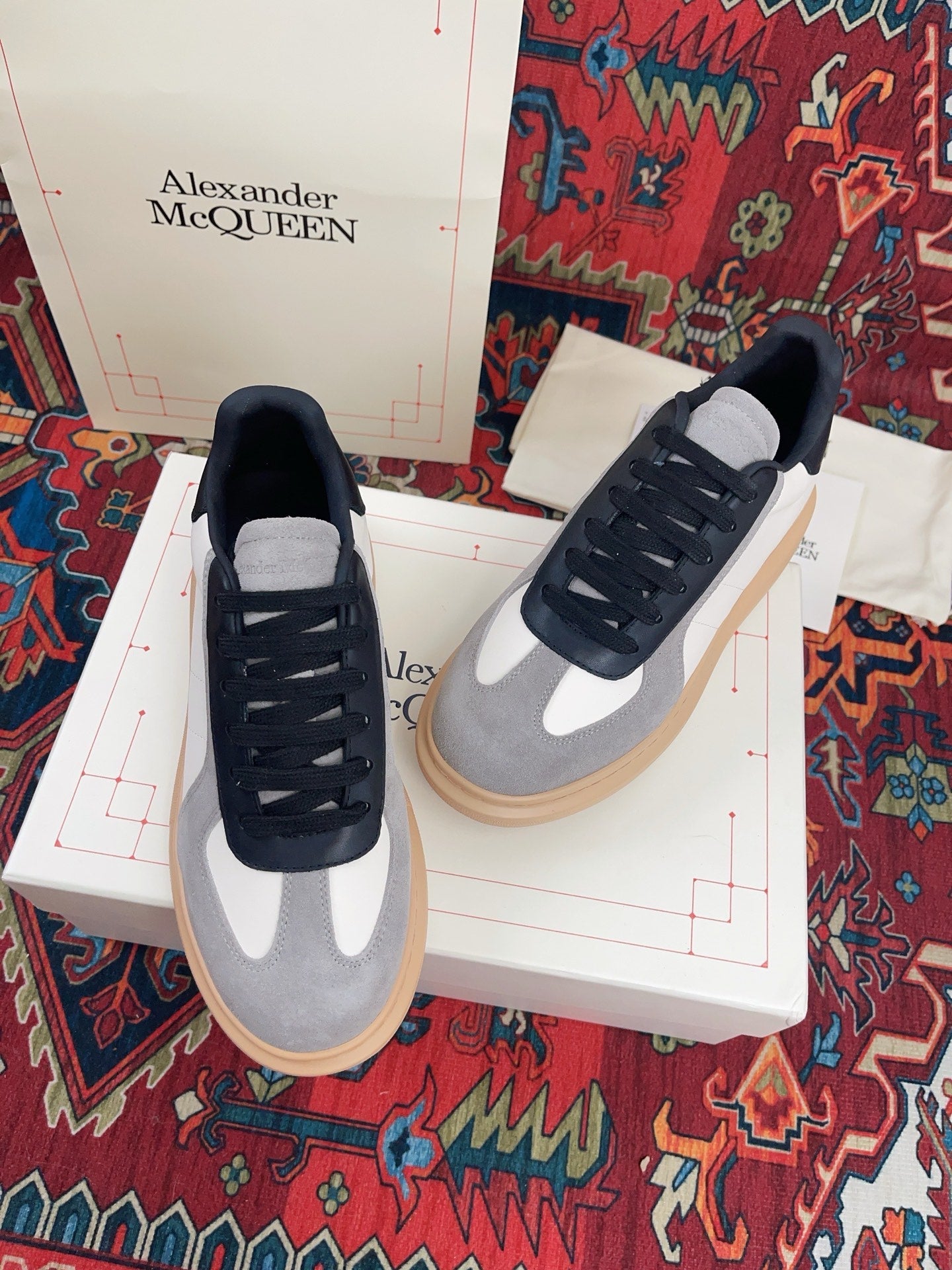OVERSIZED RETRO SNEAKER IN WHITE BLACK GREY CALFSKIN