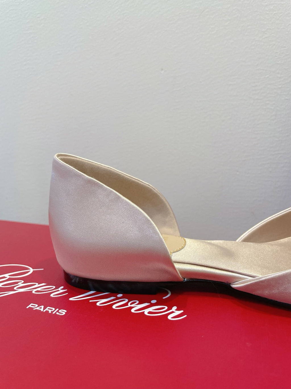 ROGER VIVIER BALLERINE FLATS IN BEIGE SATIN