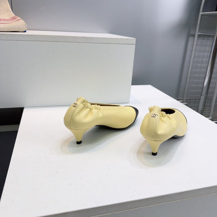 CHANEL 26S COLOR-BLOCK HIGH HEELS 45 MM IN YELLOW AND BLACK LAMBSKIN