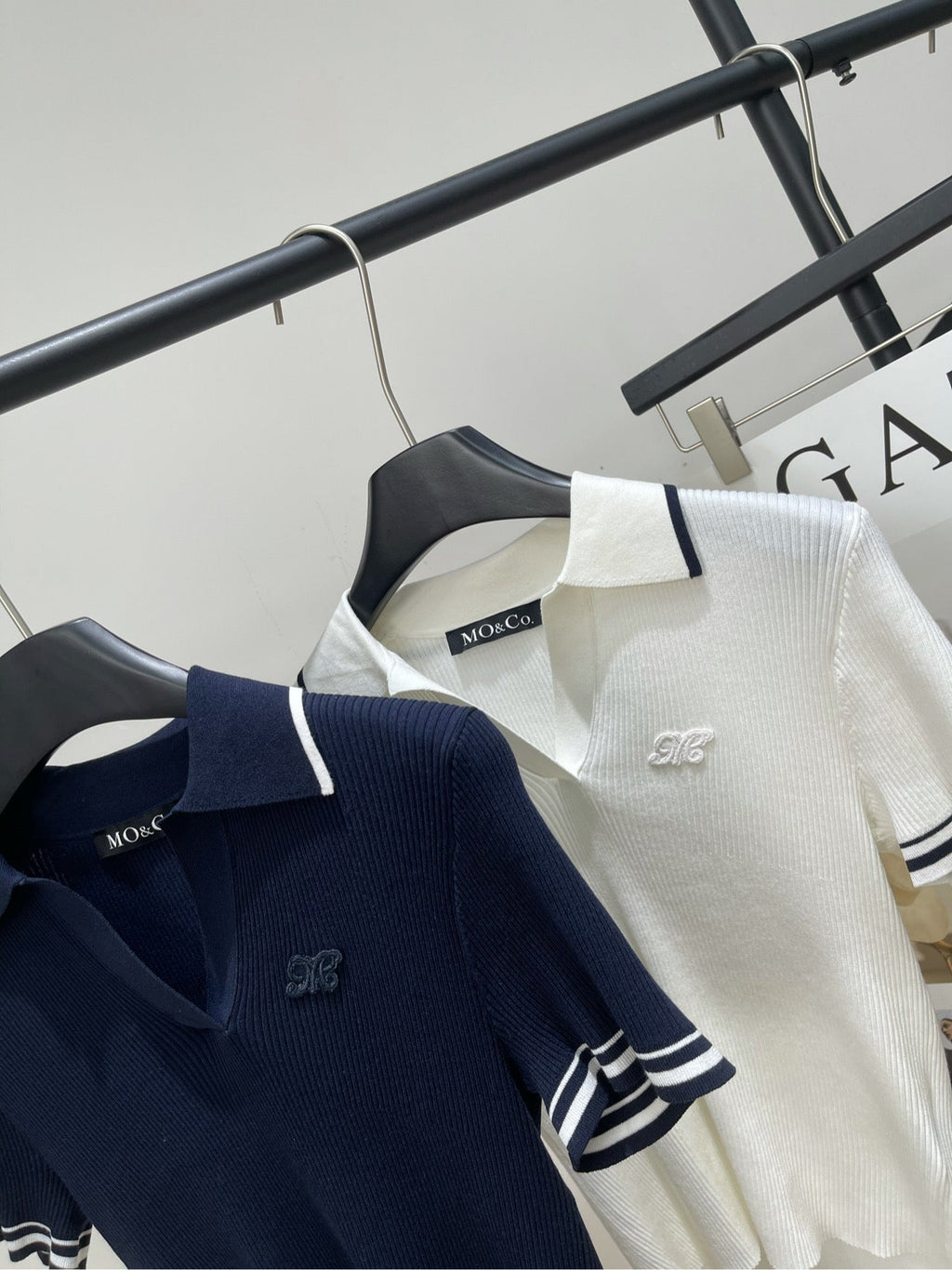 MO&CO. SUMMER KNIT POLO SHIRT IN NEW TENNIS-INSPIRED STYLE 267889