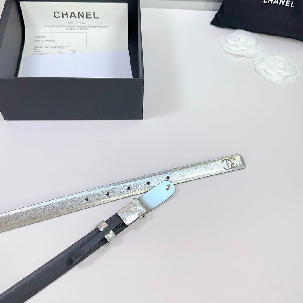 CC BELT 20 MM IN SILVER SMOOTH CALFSKIN WITH BLACK METAL BUCKLE