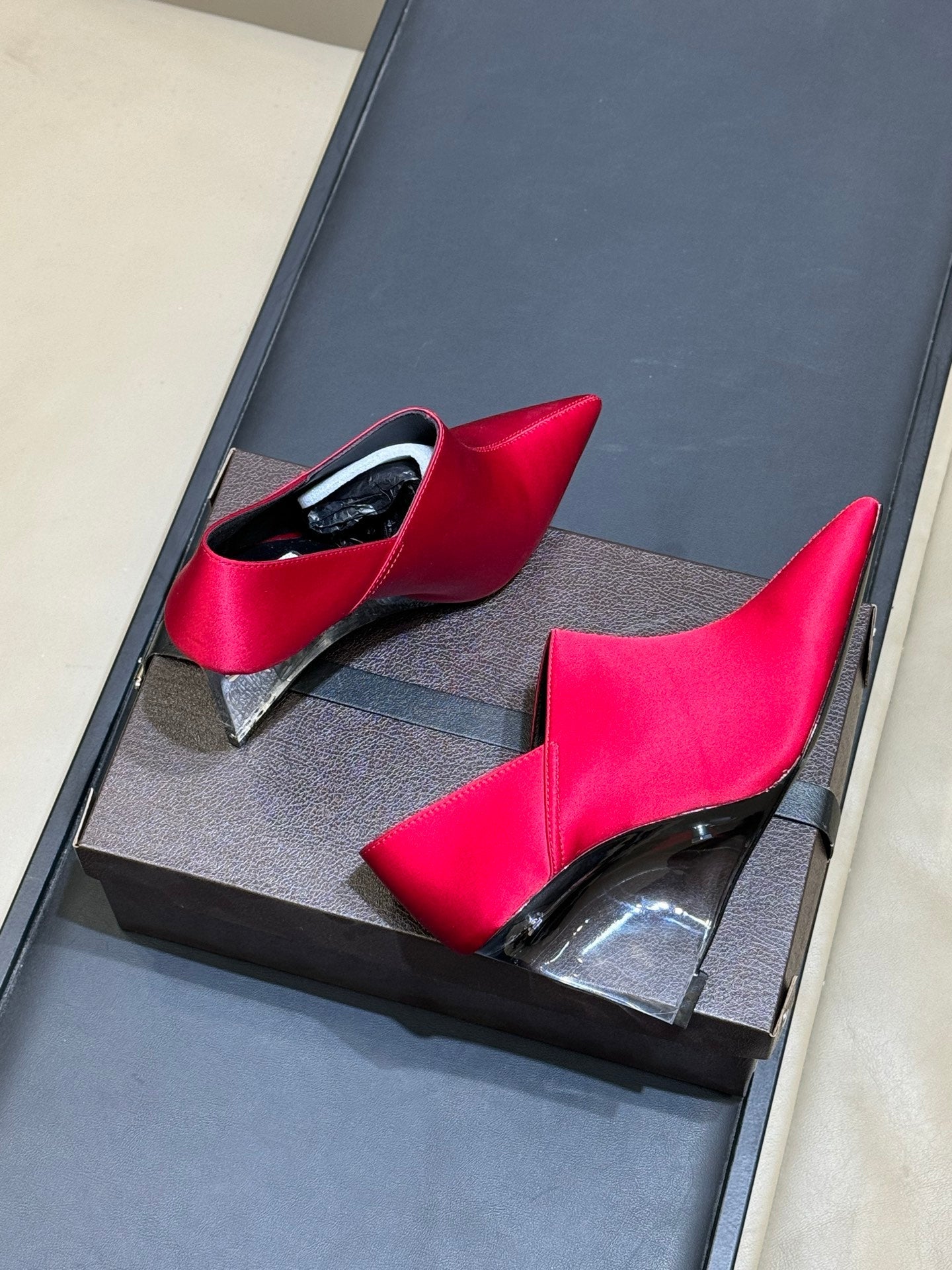 ALAIA 26S TRANSPARENT HIGH HEELS IN RED SATIN