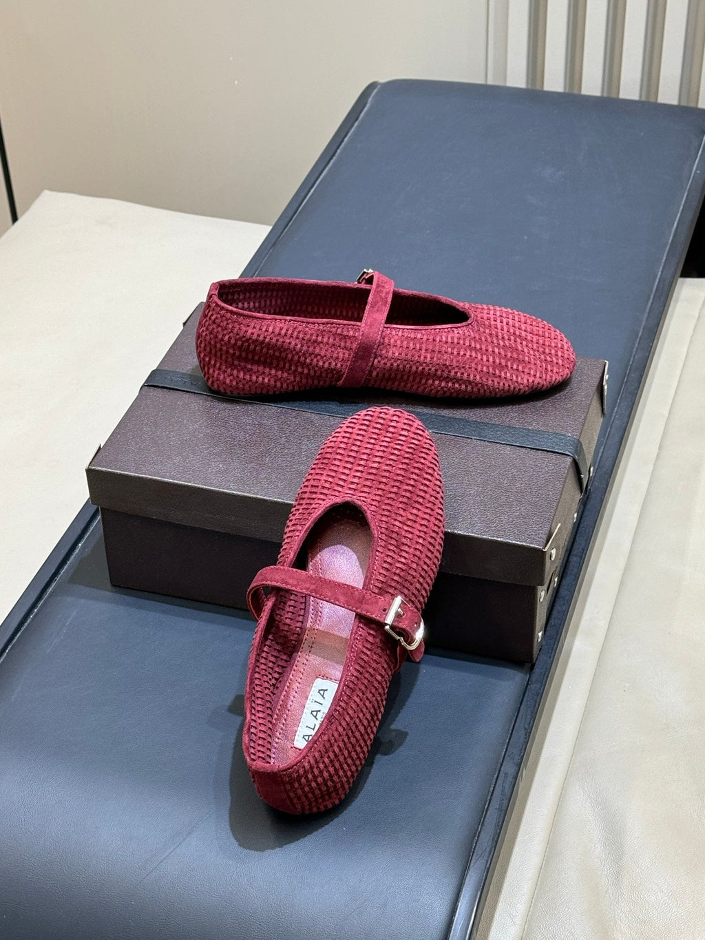 ALAIA 26S KNIT BALLET FLATS IN DARK RED SUEDE