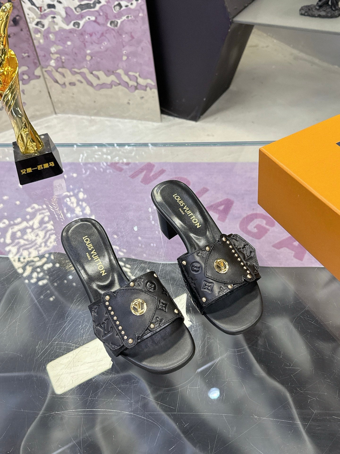 LV 26S BLOCK HEEL MULE SANDALS IN BLACK EMBOSSED CALFSKIN GOLD HARDWARE