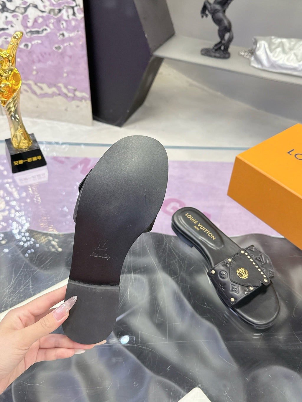 LV 26S FLAT SLIDE SANDALS IN BLACK EMBOSSED CALFSKIN GOLD HARDWARE