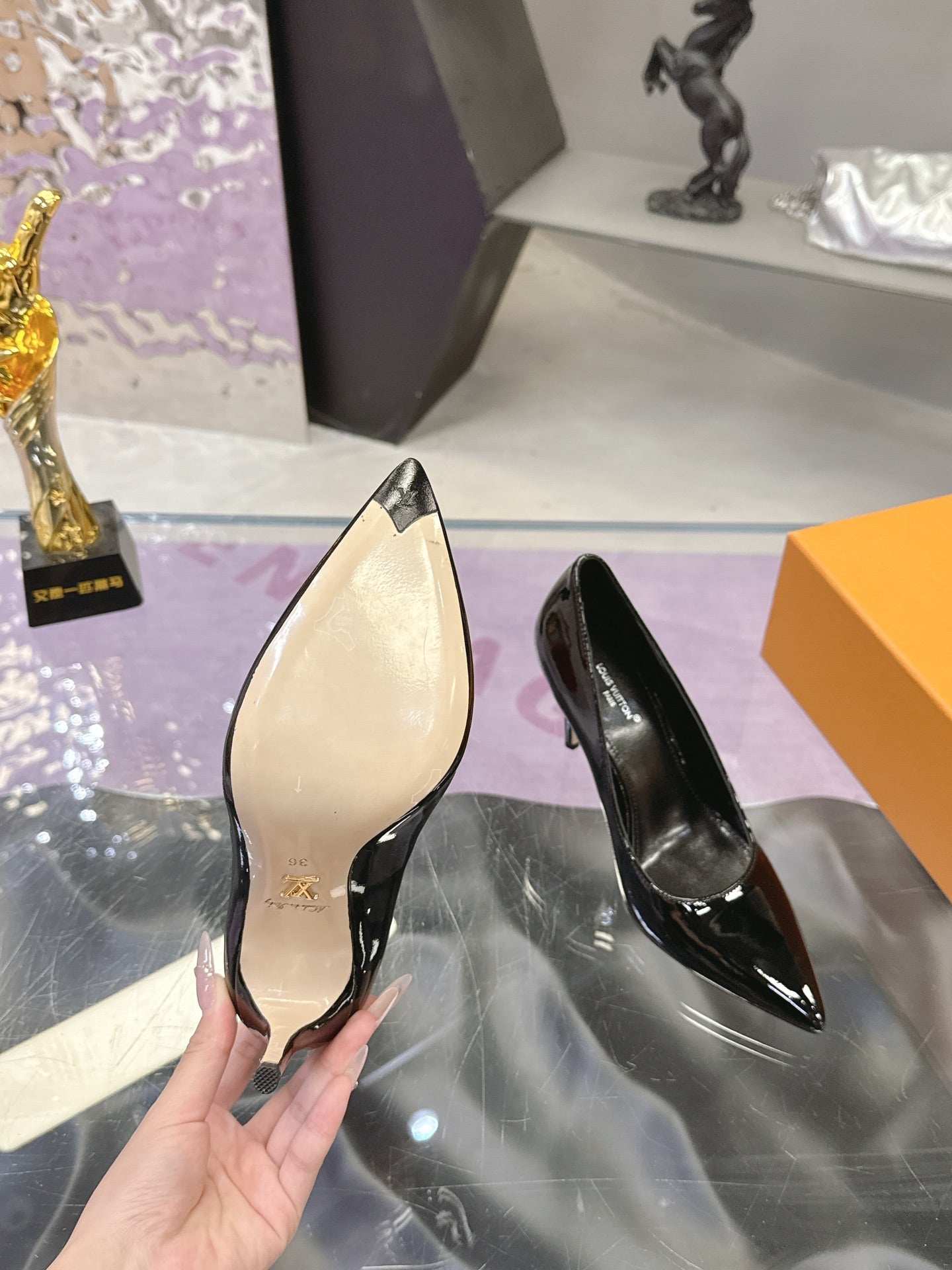 LV 26S POINTED TOE PUMPS 85MM IN BLACK PATENT CALFSKIN