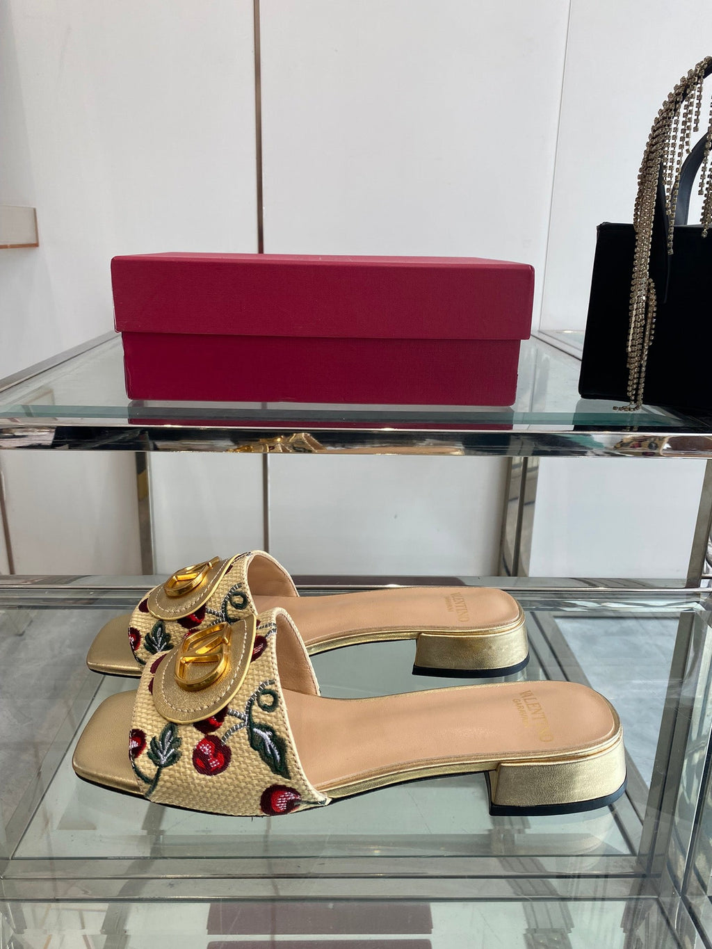 VLTN HIGH HEEL 25S 30 MM IN BEIGE FABRIC AND GOLD LAMBSKIN WITH EMBROIDERED CHERRY MOTIF