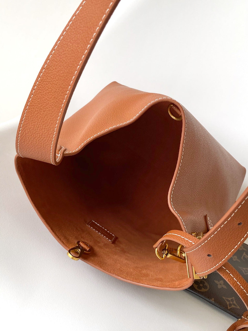 LV 25S LOW KEY HOBO BAG 35 CM IN BURNT ORANGE CALFSKIN