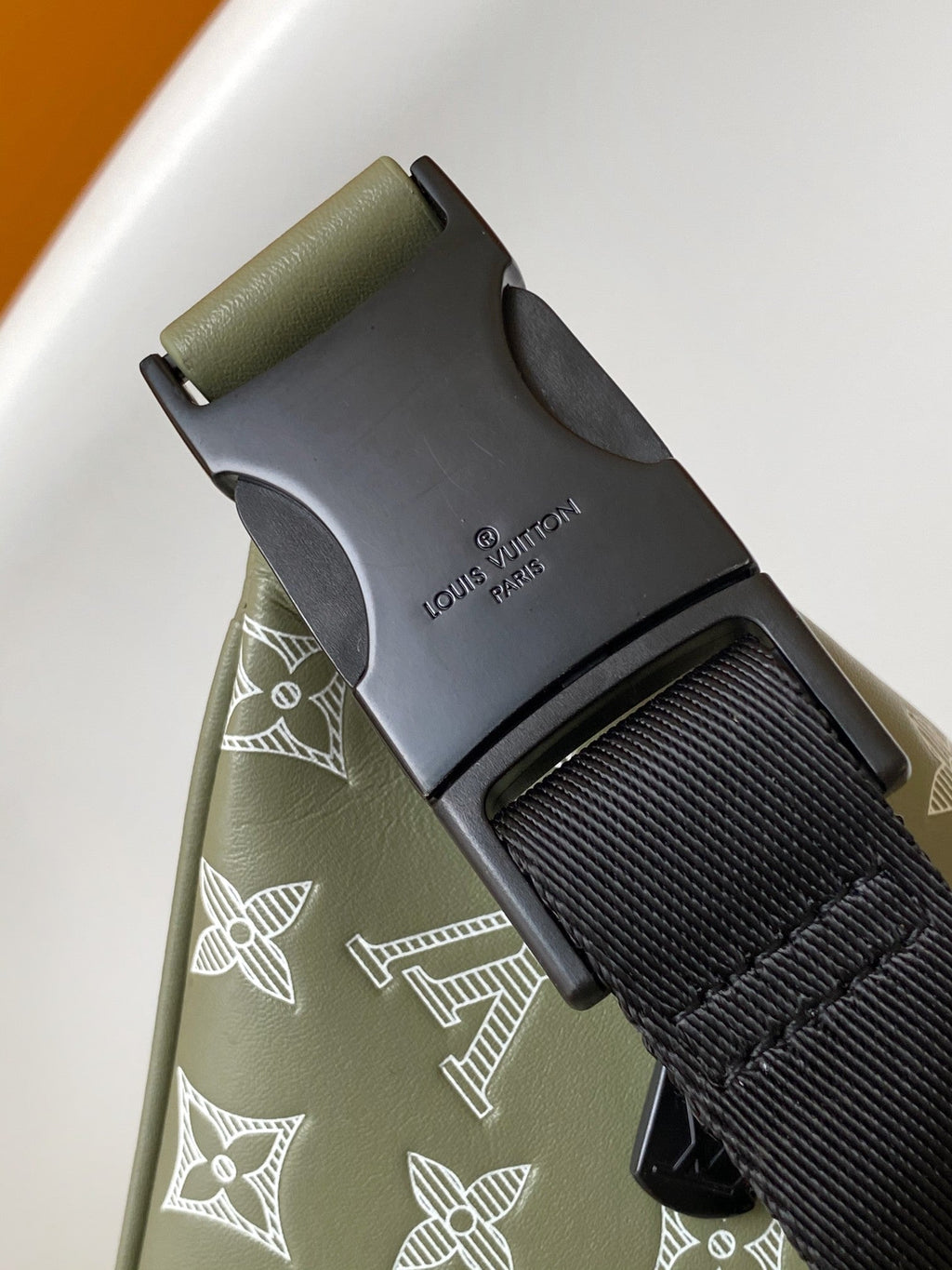 LV 25S DISCOVERY BUMBAG 44 IN OLIVE GREEN MONOGRAM CALFSKIN AND CANVAS
