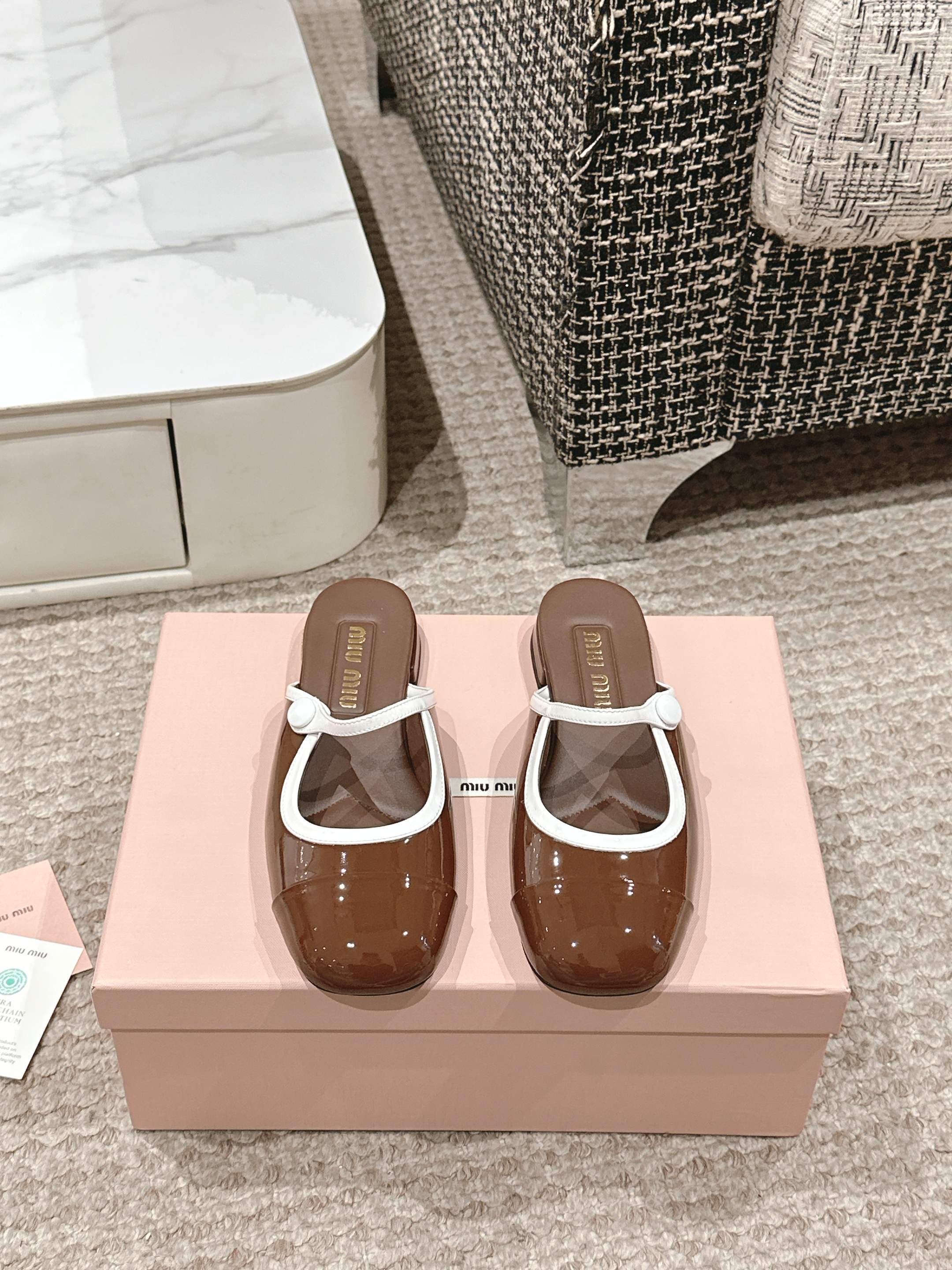 FLAT MULE IN CHOCOLATE BROWN PATENT CALFSKIN