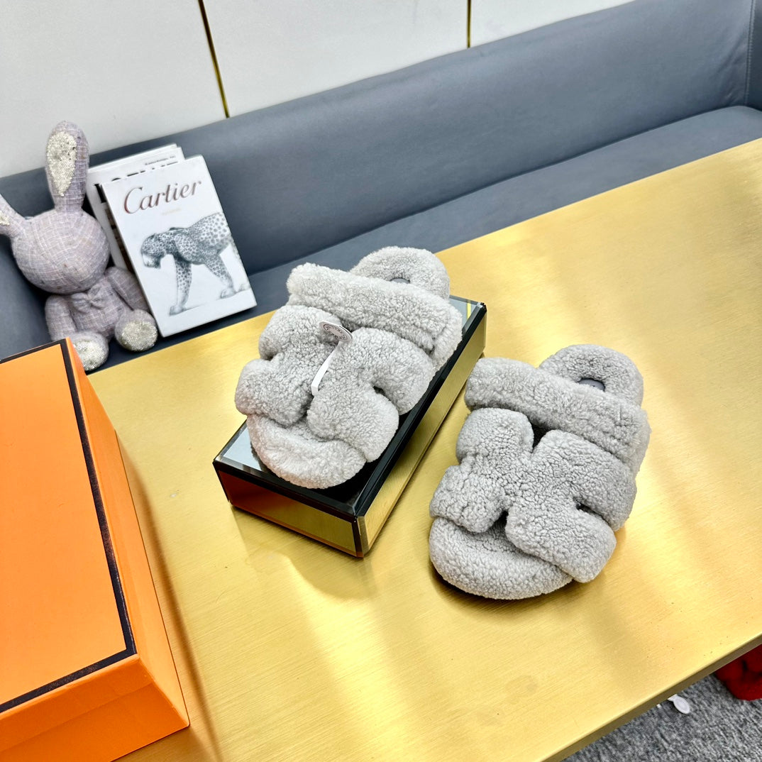 CHYPRE SANDAL IN PALE GRAY SHEARLING