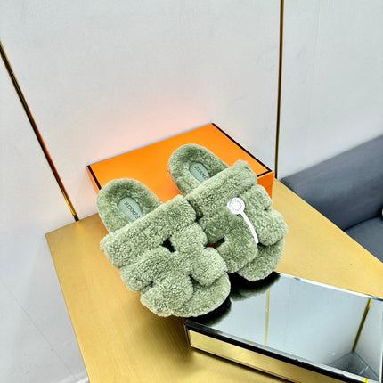 CHYPRE SANDAL IN JADE GREEN SHEARLING