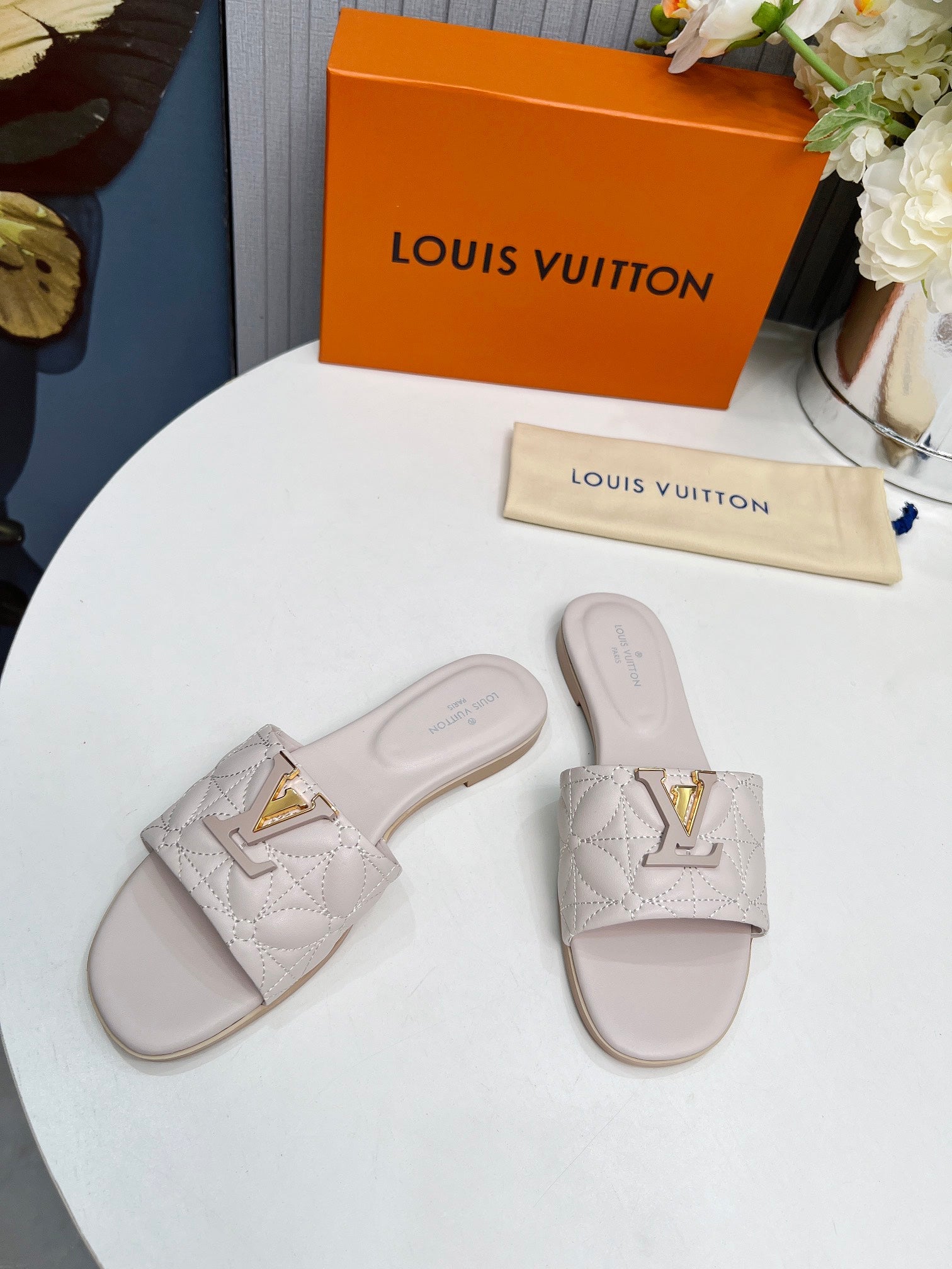 LV 26S MARE FLAT MULES IN ASH BEIGE CALFSKIN