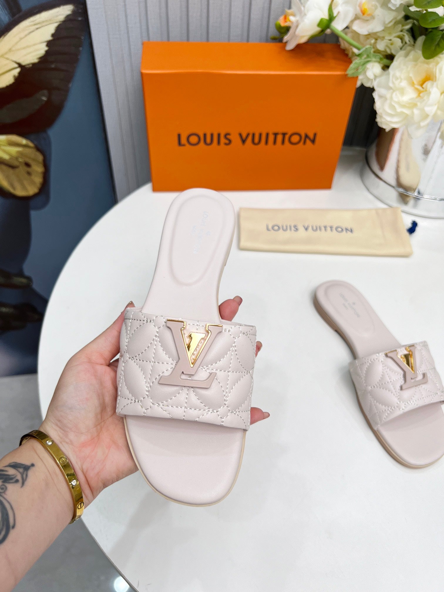 LV 26S MARE FLAT MULES IN ASH BEIGE CALFSKIN
