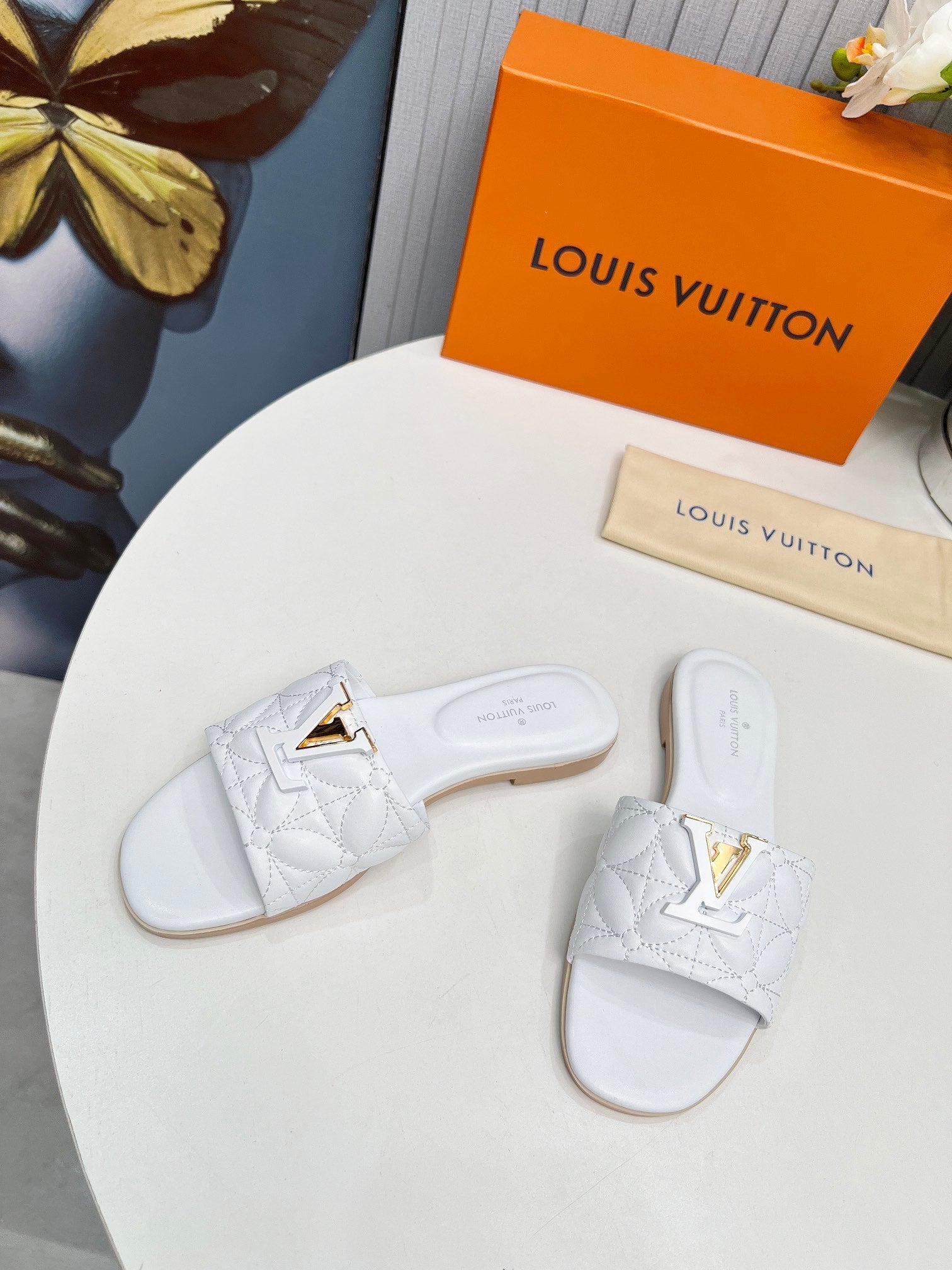 LV 26S MARE FLAT MULES IN WHITE CALFSKIN