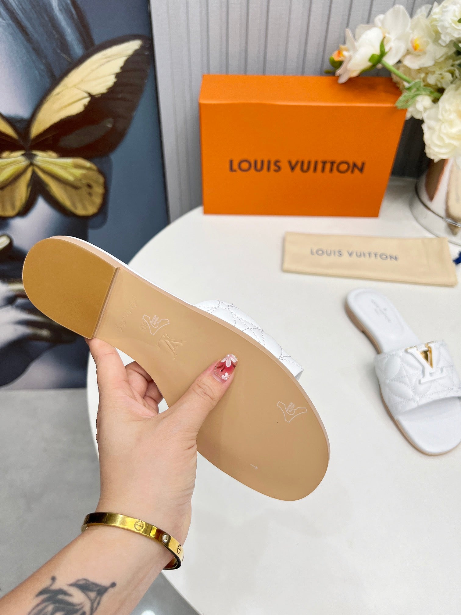 LV 26S MARE FLAT MULES IN WHITE CALFSKIN