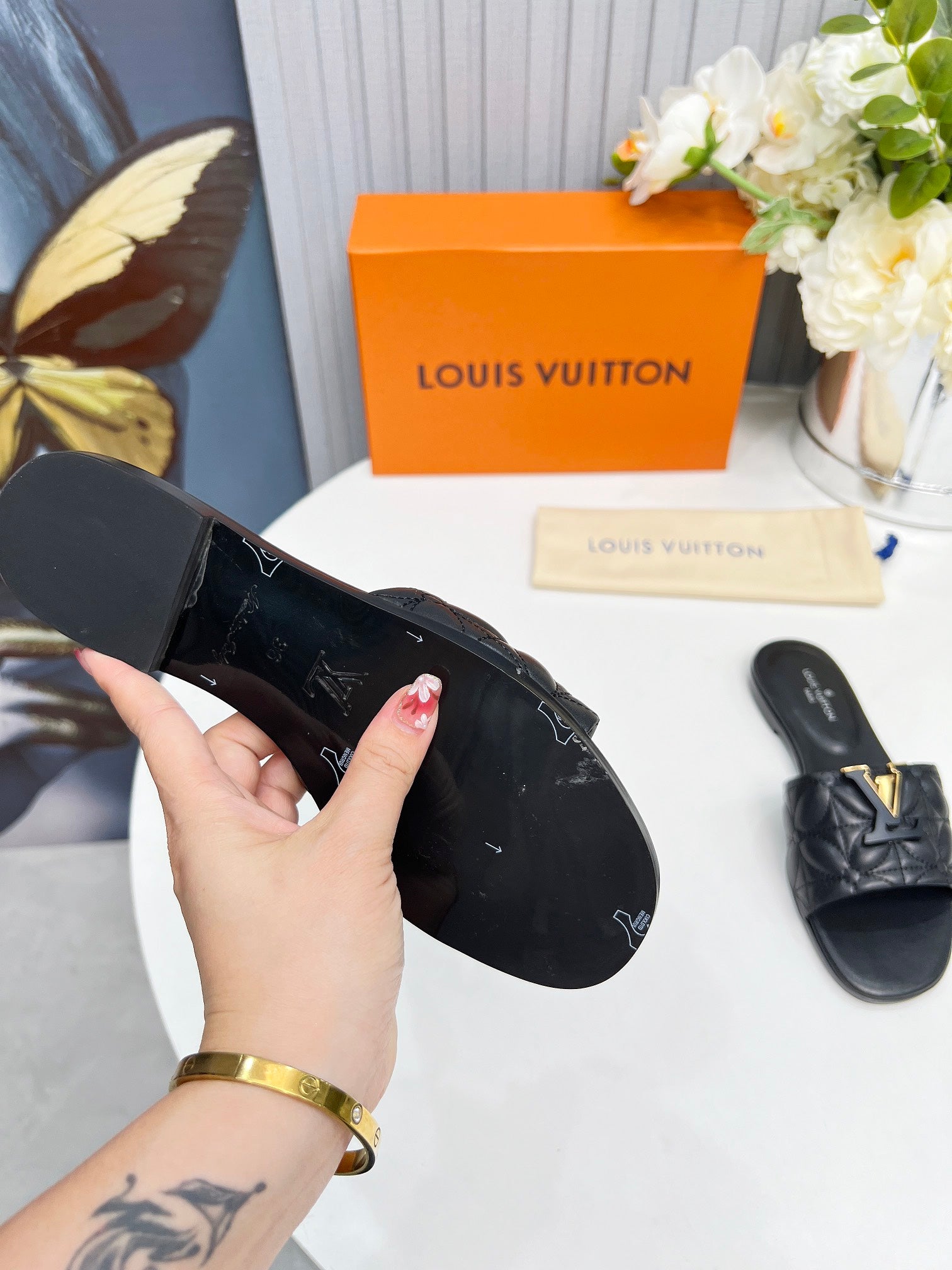 LV 26S MARE FLAT MULES IN BLACK CALFSKIN