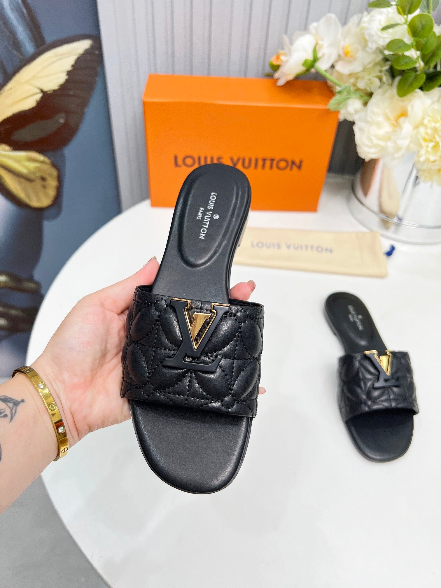 LV 26S MARE FLAT MULES IN BLACK CALFSKIN