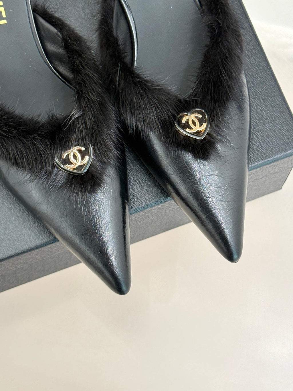 RABBIT FUR POINTED-TOE MULE IN BLACK LAMBSKIN