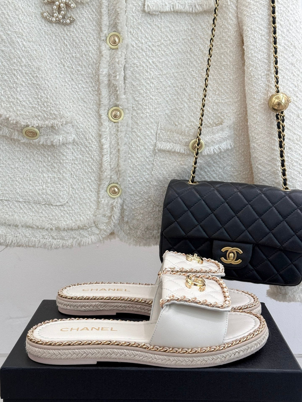 FLAT CHAIN HEART SLIPPER IN WHITE LAMBSKIN