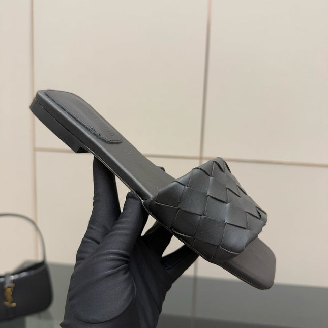 BOTTEGA VENETA LIDO FLAT SANDALS IN BLACK CALFSKIN