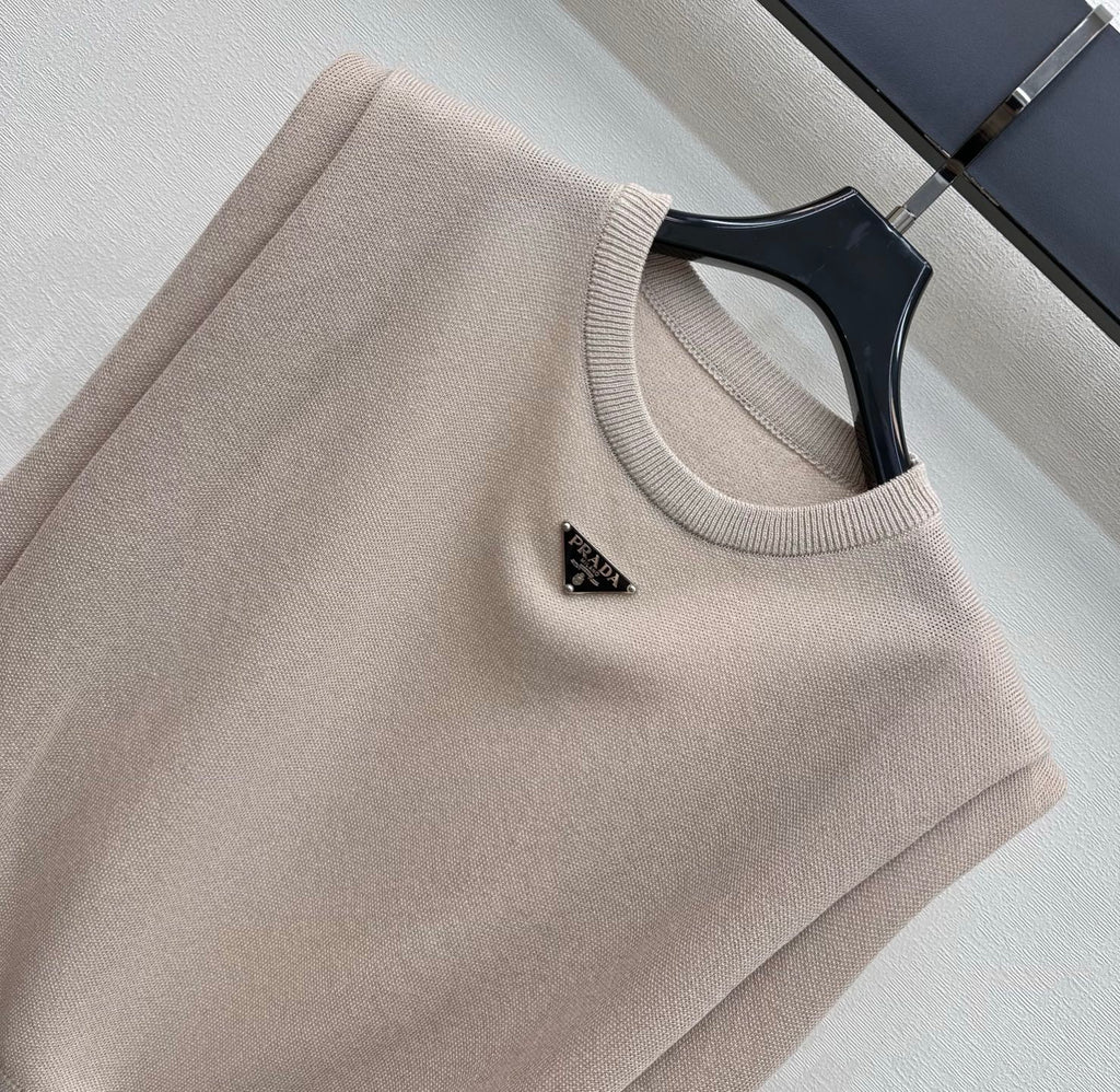 PRADA 26S SLEEVELESS SWEATER STYLE 922
