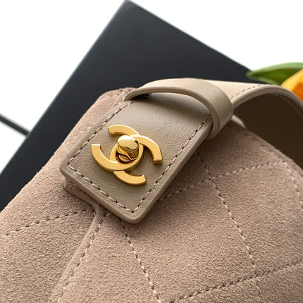 CHANEL 26S BUCKET SHOULDER BAG MEDIUM 29 IN LIGHT BEIGE SUEDE AND CALFSKIN GOLD HARDWARE