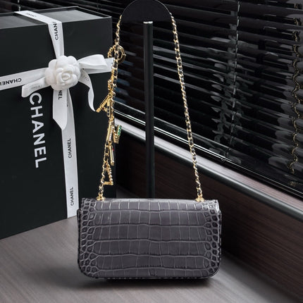 CHANEL 26S WALLET ON CHAIN 22 IN CHARCOAL GRAY CROCODILE-EMBOSSED CALFSKIN GOLD HARDWARE