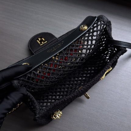 CHANEL 26S SMALL FLAP BAG 21 IN BLACK MESH-WOVEN RAFFIA AND CALFSKIN GOLD HARDWARE