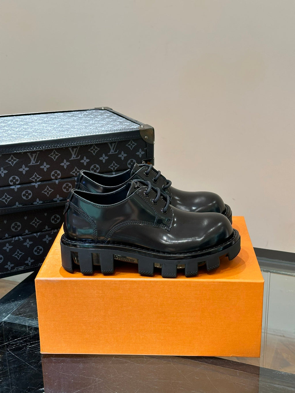 LV OXFORD SHOES IN BLACK CALFSKIN