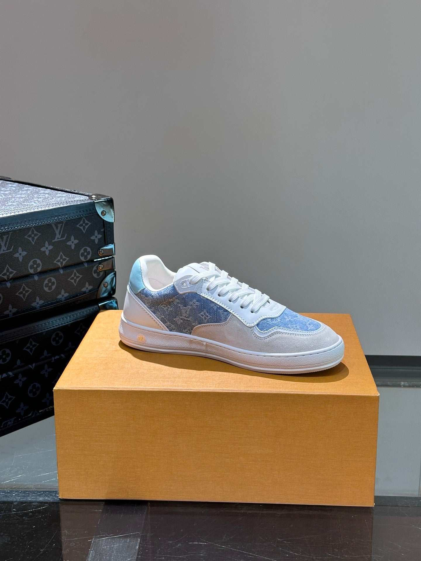 LV SNEAKER WHITE SUEDE CALFSKIN MIX BLUE DENIM