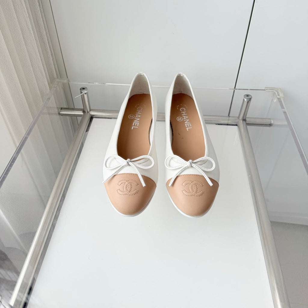 CHANEL 26S BALLET FLATS IN WHITE CALFSKIN WITH BEIGE TOE CAP AND BOW