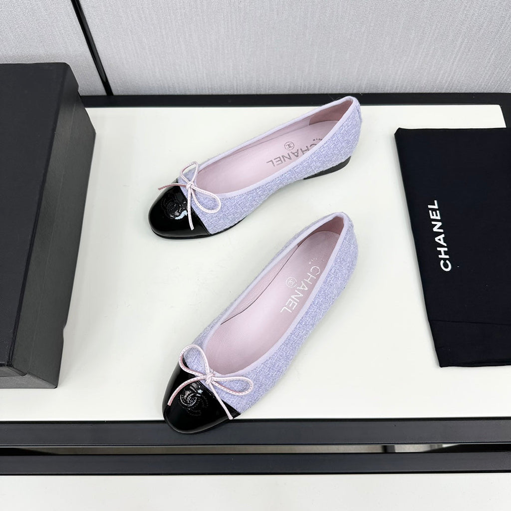 BALLET FLATS IN POWDER BLUE TWEED AND BLACK CALFSKIN