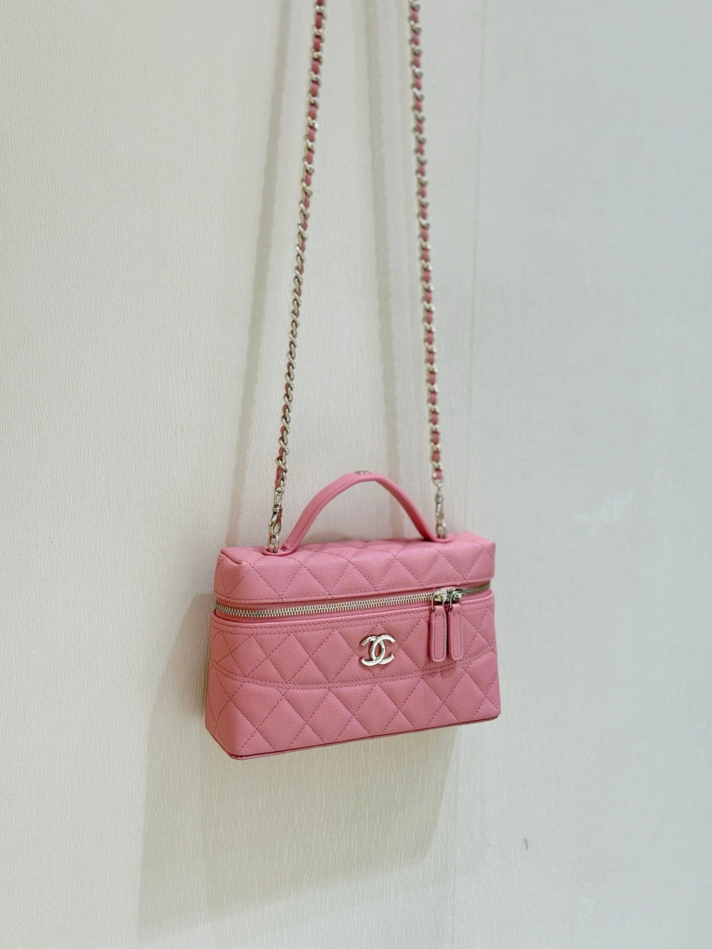 VANITY CASE 19 IN CONTESSA PINK CALFSKIN GOLD-TONE METALLIC