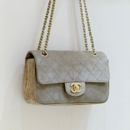 CHANEL 26S SHOULDER BAG 13 IN TAUPE SUDE DIAMOND QUILTED