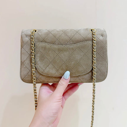 CHANEL 26S SHOULDER BAG 13 IN TAUPE SUDE DIAMOND QUILTED