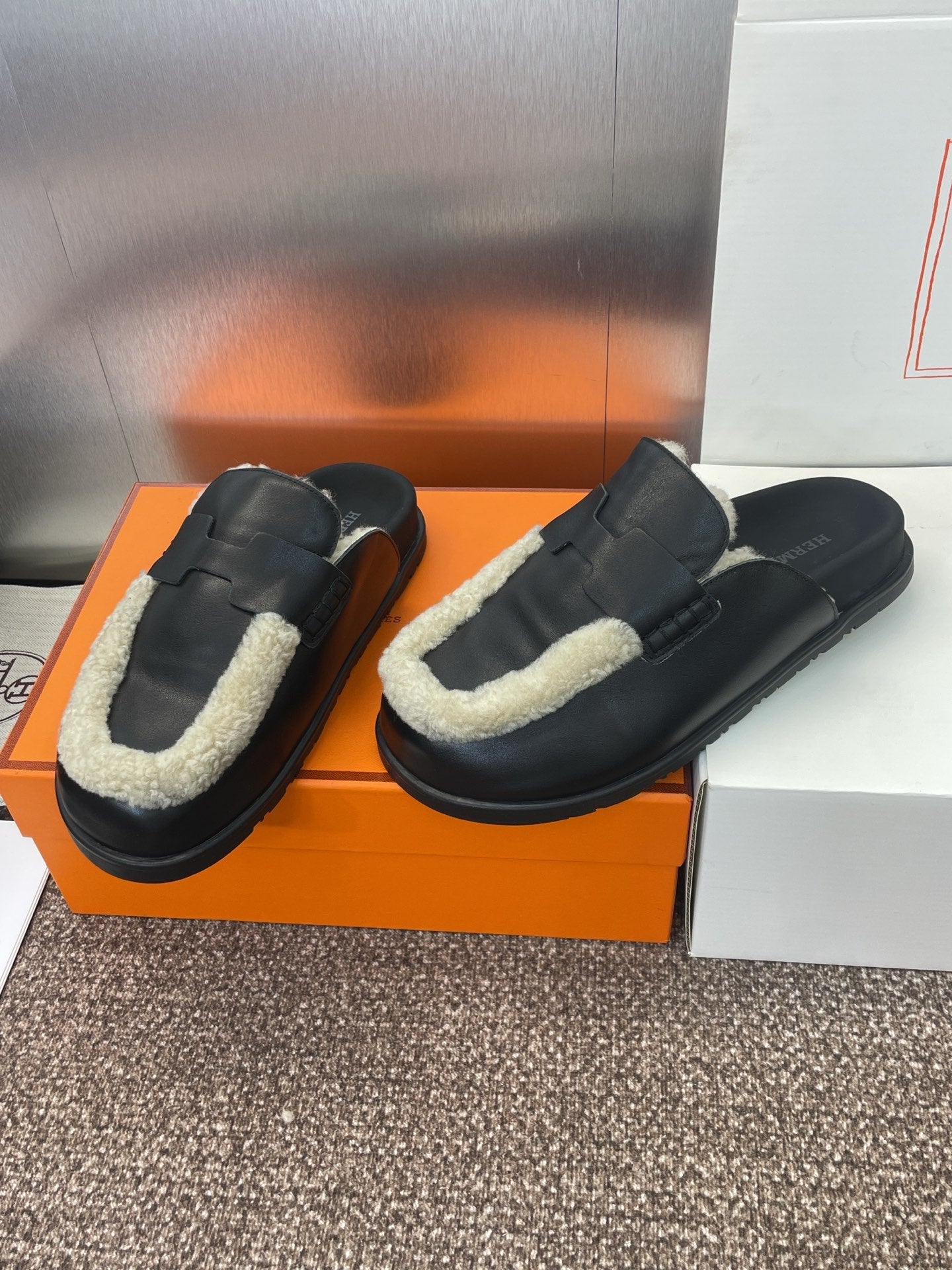 HM MULE IN BLACK CALFSKIN AND WHITE SHEARLING