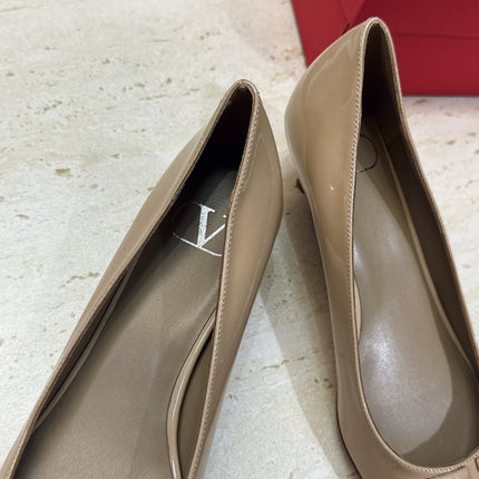 VALENTINO 26S HIGH HEELS 40 MM IN BEIGE PATENT CALFSKIN
