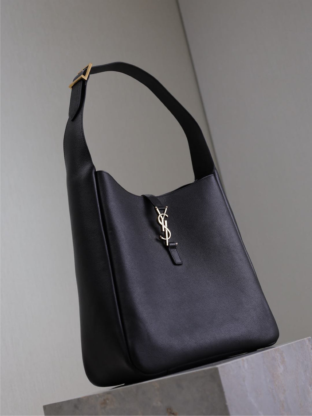 LE 5 À 7 HANDBAG 31 IN BLACK CALFSKIN GOLD HARDWARE