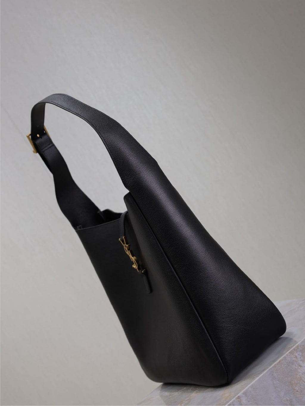 LE 5 À 7 HANDBAG 31 IN BLACK CALFSKIN GOLD HARDWARE