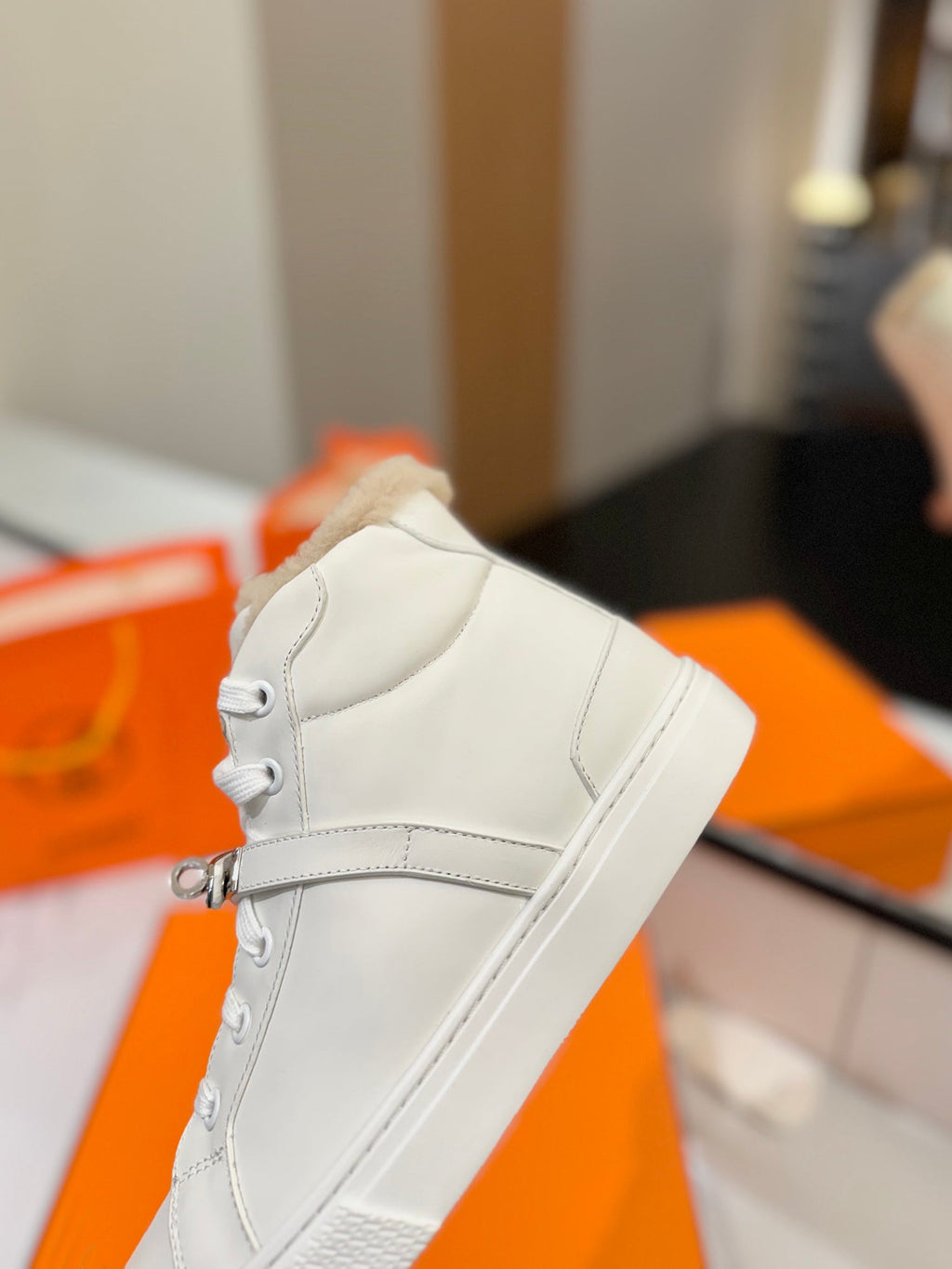 CHEALSEA BOOTS IN WHITE CALFSKIN AND FLEECE LINING