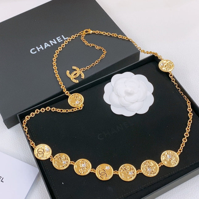 TWISTED CHAIN BELT WITH RHINESTONES AND LOGO PLATE IN GOLD TONE