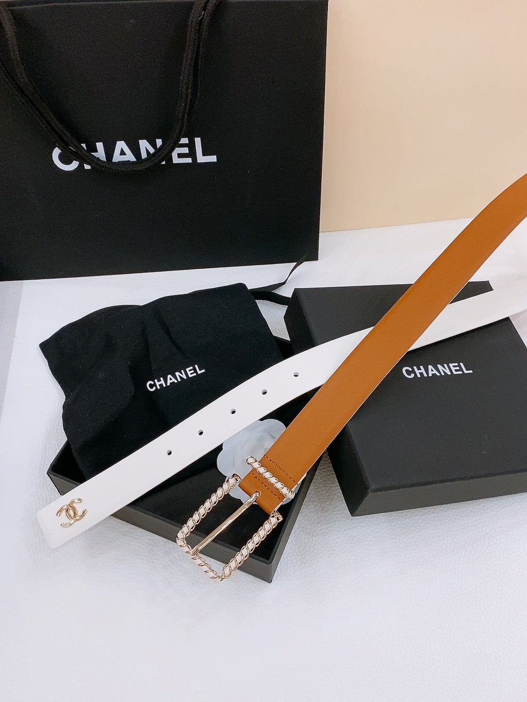 BELT 30MM IN BROWN AND WHITE CALFSKIN WITH INTERWOVEN GOLD CHAIN BUCKLE