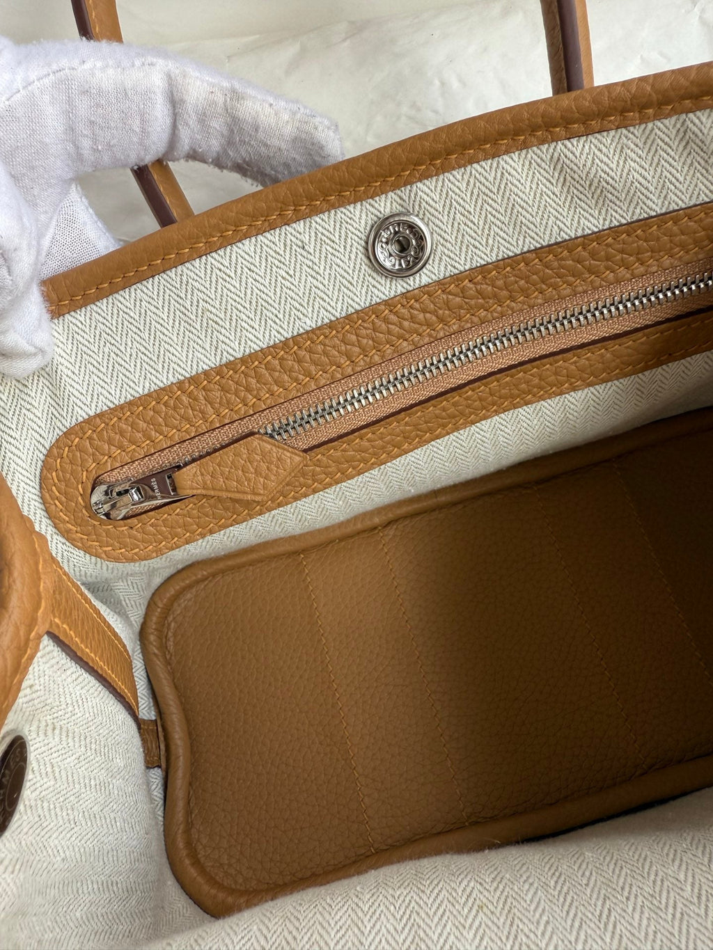 HM 25S GARDEN PARTY 23 CM IN CARAMEL BROWN TOGO